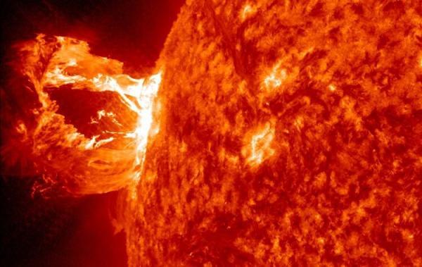 تصویری از فوران خورشیدی شنبه ، مقایسه شراره ها با زمین